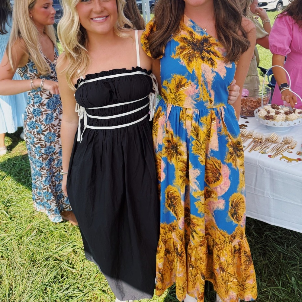 HUNTER BELL DRESS SIZE 4 (DRESS ON RIGHT)
